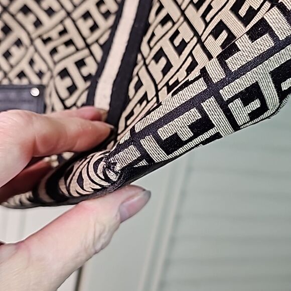 Tote Bag by Tommy Hilfiger Signature Print Black Beige with Goldtone Hardware - Picture 4 of 12